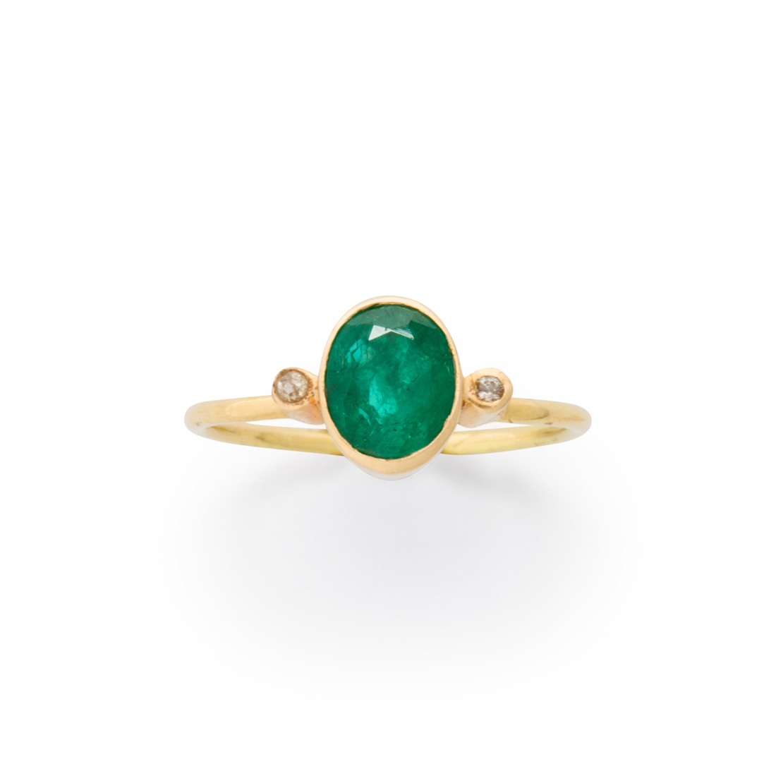 Appraisal: AN EMERALD DIAMOND AND EIGHTEEN KARAT GOLD RING An emerald