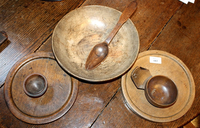 Appraisal: TREEN A COLLECTION TO INCLUDE three plates a circular footed