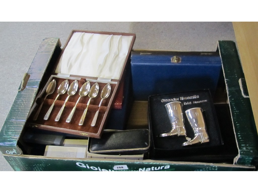 Appraisal: A pair of electroplated fish servers and other cased sets