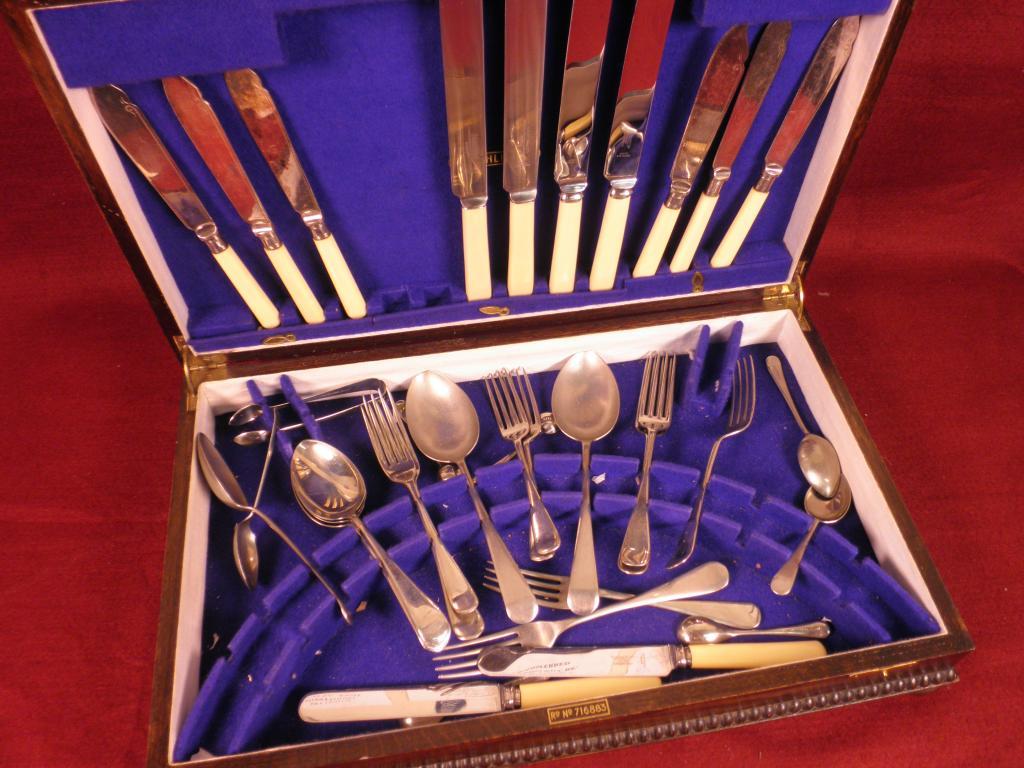 Appraisal: A canteen of plated cutlery