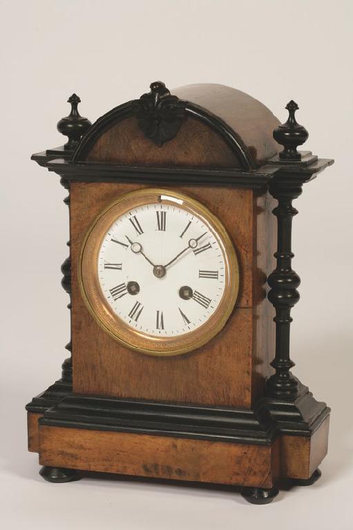 Appraisal: A TH CENTURY FRENCH MANTEL CLOCK with a white enamel