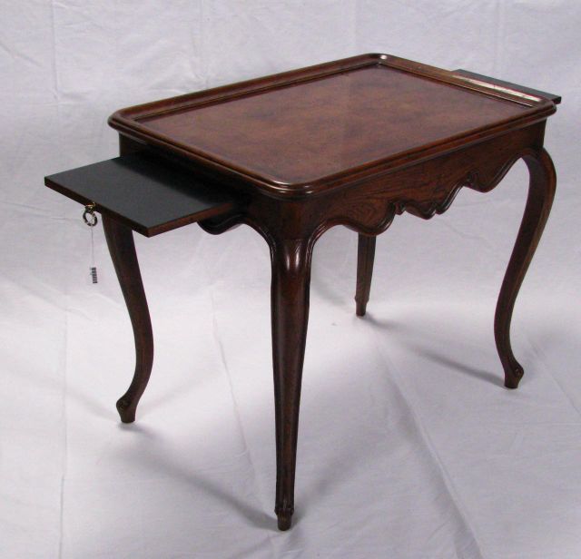 Appraisal: Henredon Period Style Tea Table with two pull-out shelves diamond