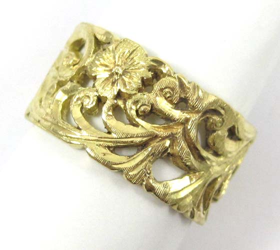 Appraisal: EIGHTEEN KARAT YELLOW GOLD RING The pierced gold ring measures