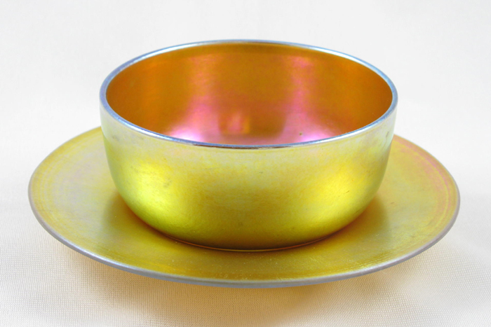 Appraisal: A STEUBEN AURENE IRIDESCENT TWO-PIECE FINGER BOWL SET The gold