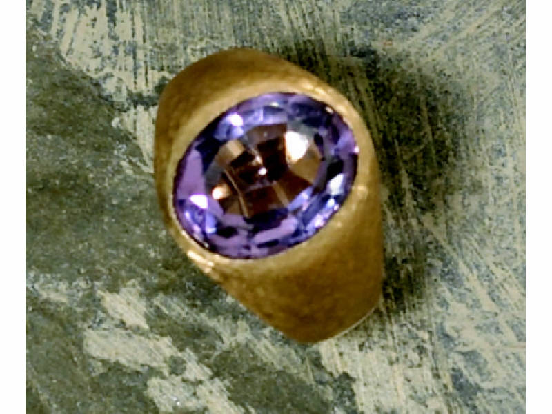 Appraisal: MAN'S GEMSTONE RING k yellow gold ring with Florentine finish