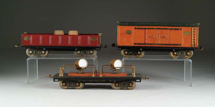 Appraisal: LOT OF THREE LIONEL STANDARD GAUGE -SERIES CARS gondola car