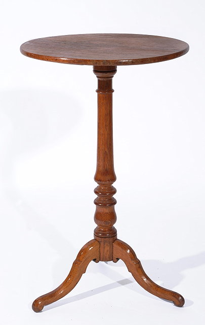 Appraisal: AN EARLY TH CENTURY OAK OCCASIONAL TABLE with circular top