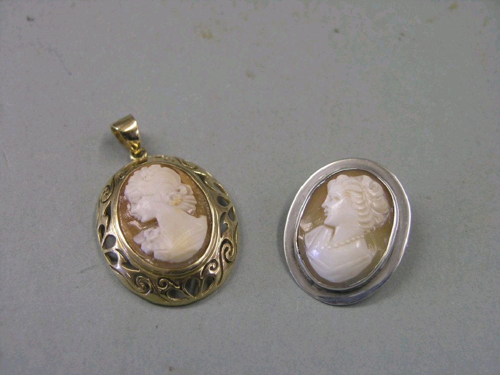 Appraisal: An oval yellow metal cameo brooch pierced design and a