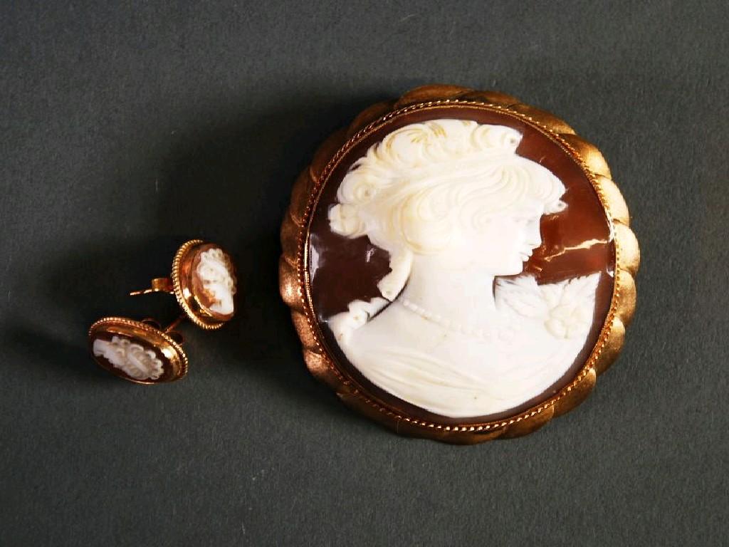 Appraisal: LARGE OVAL CARVED SHELL CAMEO BROOCH depicting the head of