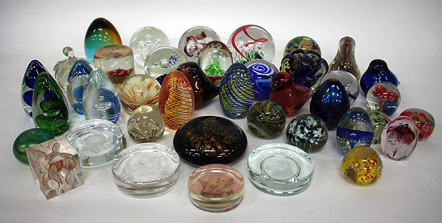 Appraisal: A COLLECTION OF VINTAGE GLASS UNSIGNED PAPERWEIGHTS