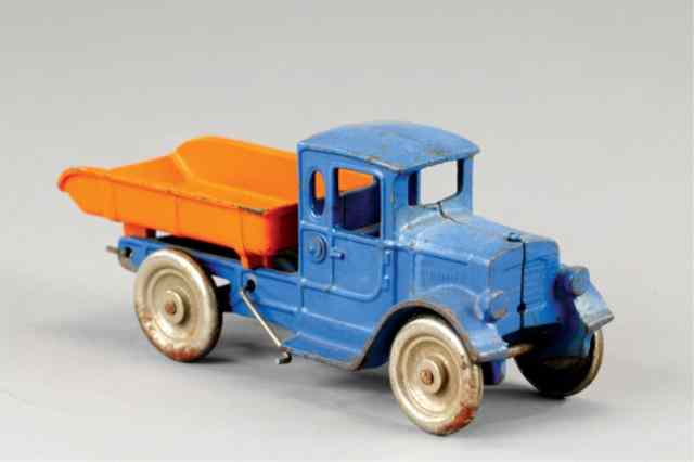 Appraisal: KILGORE DUMP TRUCK Great color combo used by Kilgore blue