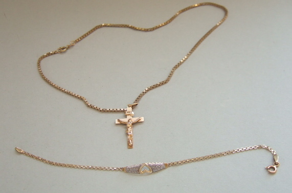 Appraisal: A ct gold pendant crucifix on a ct gold box