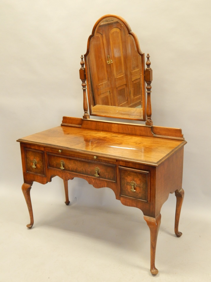 Appraisal: An early to mid thC walnut dressing table the raised