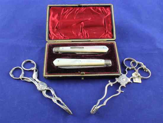 Appraisal: A Victorian cased mother of pearl mounted silver travelling knife