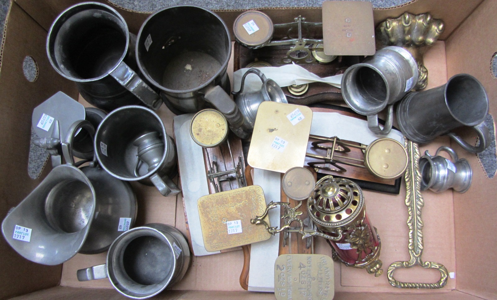 Appraisal: A quantity of metalware collectables including th century pewter wares