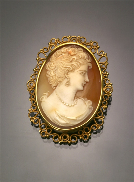 Appraisal: -Karat Yellow-Gold and Shell Cameo Brooch The twisted wire and