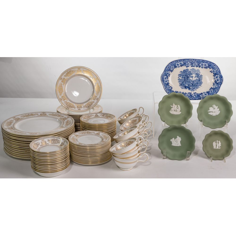 Appraisal: WEDGWOOD GOLD COLUMBIA BONE CHINA SERVICE pieces including -inch dinner