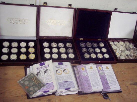 Appraisal: A large quantity of mainly Royal Commemorative coins