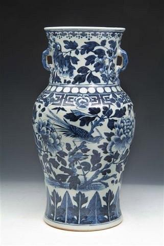 Appraisal: A CHINESE BLUE AND WHITE PORCELAIN BALUSTER BASE with an