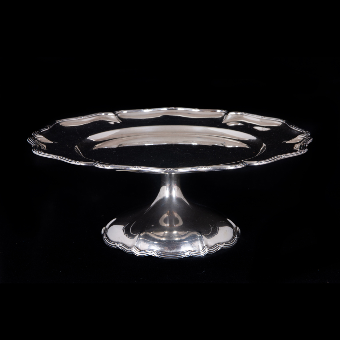 Appraisal: A SHREVE CO STERLING CAKE STAND A Shreve Co sterling