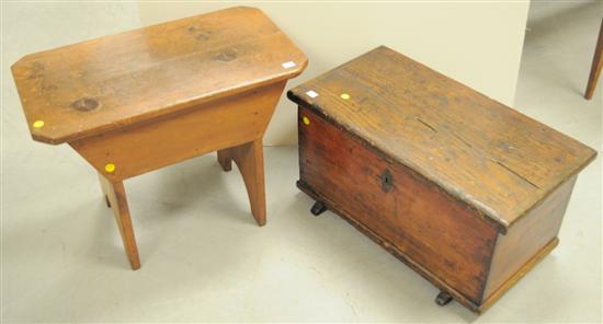 Appraisal: Pine lift top storage box with dovetailed joints and shoe