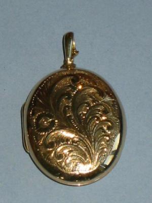 Appraisal: A CT GOLD OVAL LOCKET with leaf chased front high