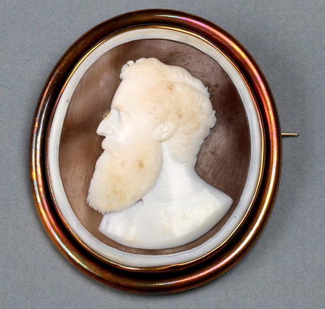 Appraisal: A VICTORIAN OVAL CAMEO BROOCH depicting the head and shoulders