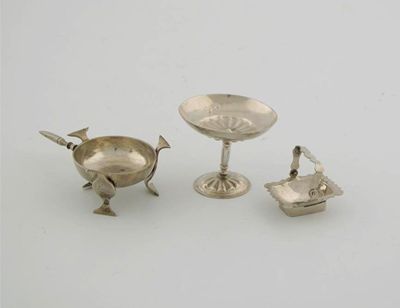 Appraisal: A small swing handle basket a brazier and tazza on