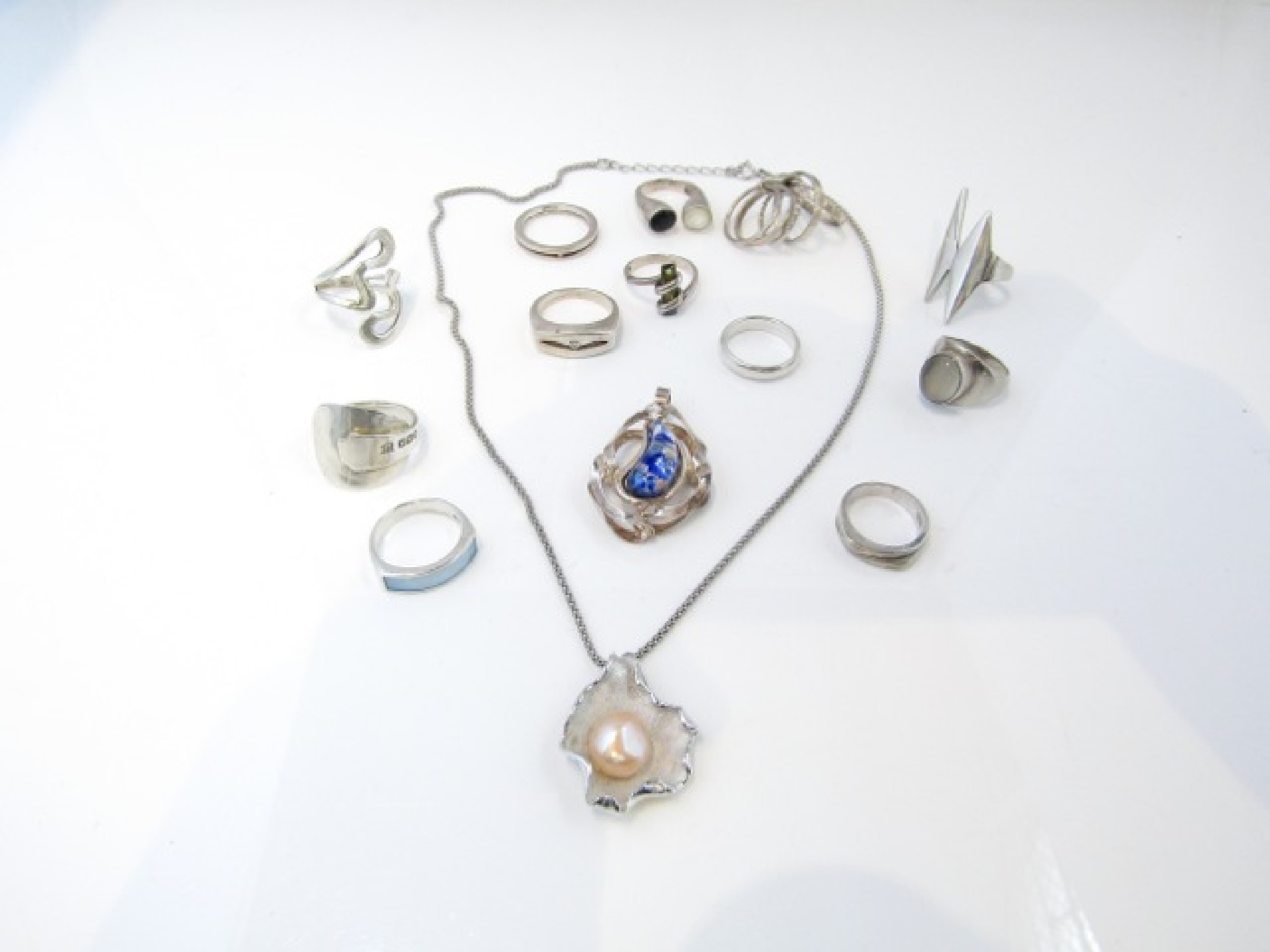 Appraisal: A sterling silver pendant set with a pearl on a