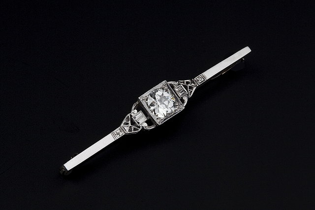 Appraisal: A DIAMOND SINGLE STONE BAR BROOCH the old brilliant-cut diamond