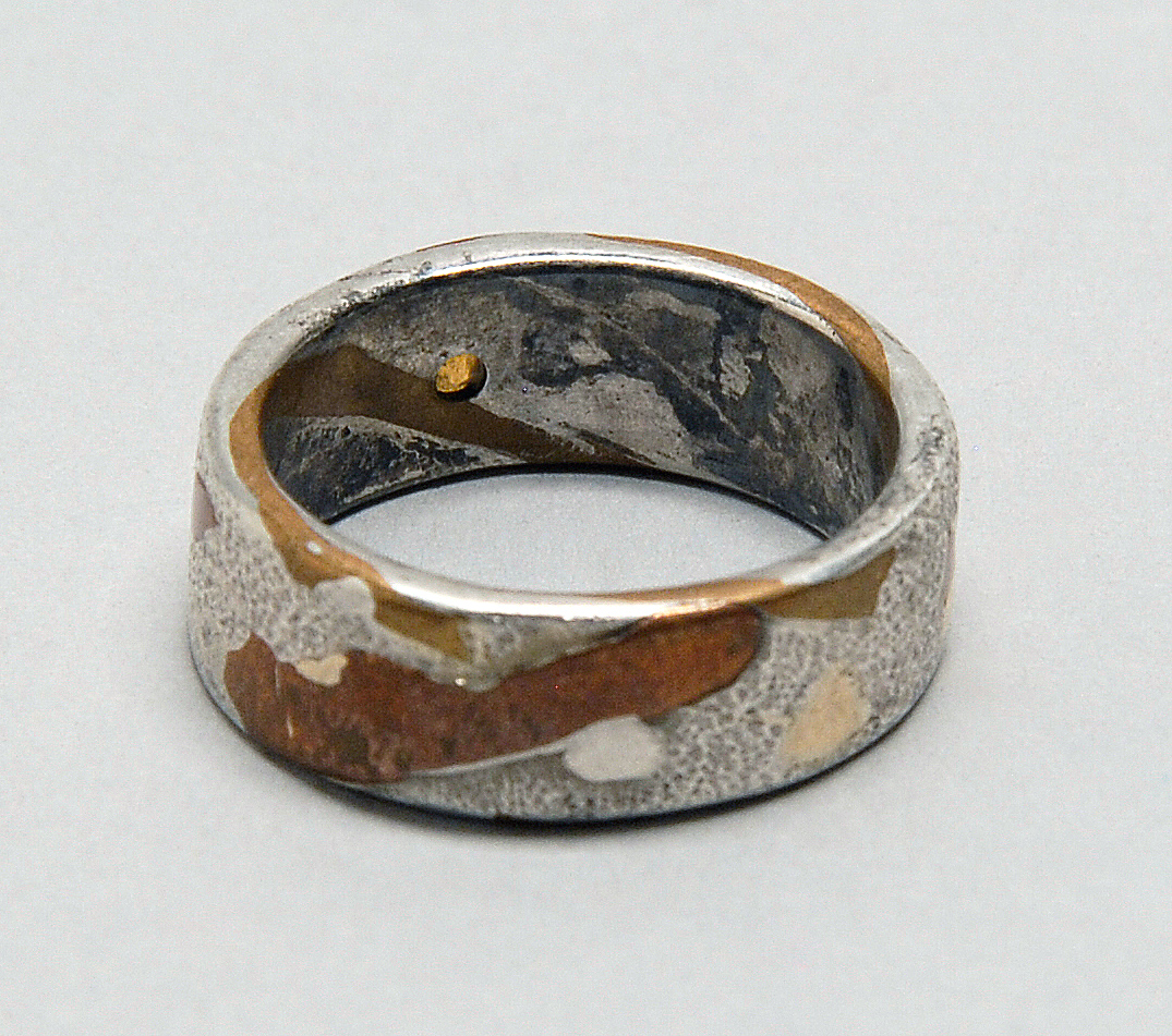 Appraisal: KT WHITE GOLD RING With copper and kt yellow gold