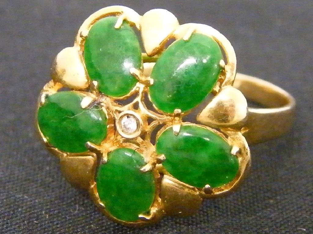 Appraisal: k lobed floral cluster ring set with a small centre