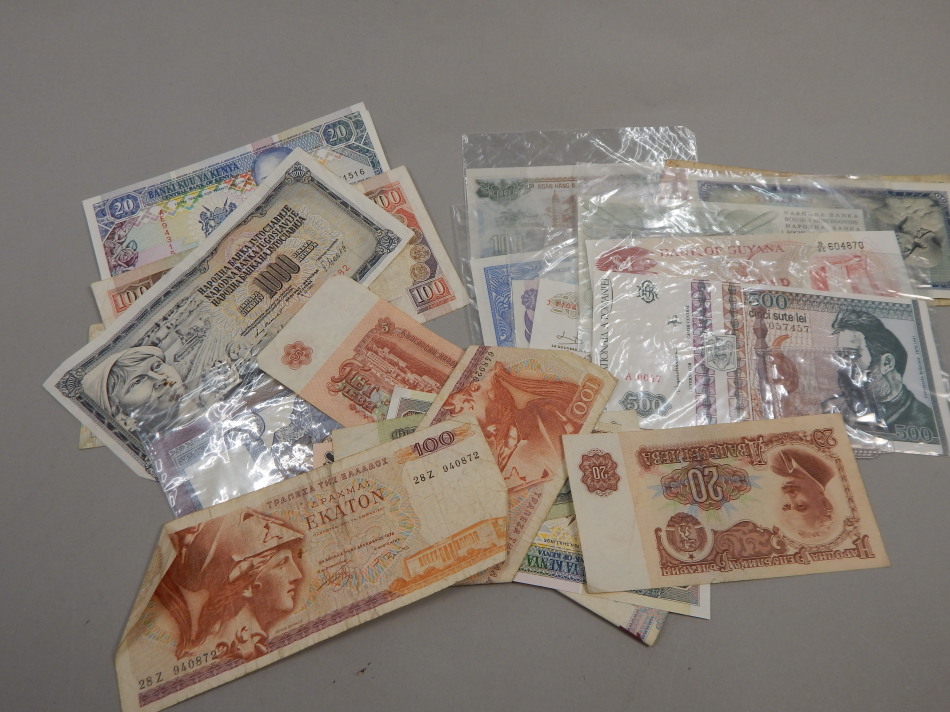 Appraisal: A large quantity of foreign bank notes