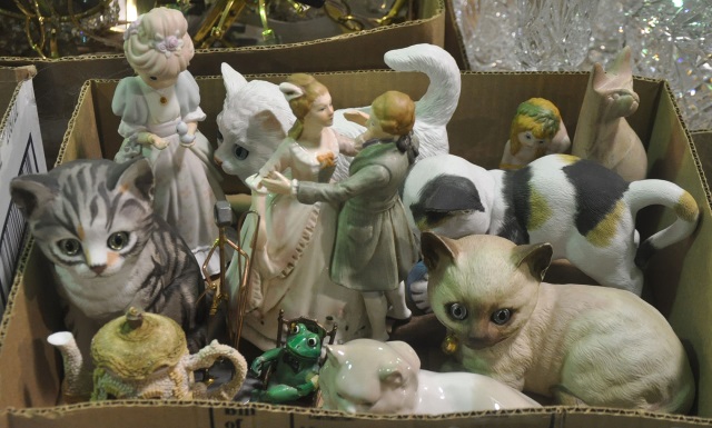 Appraisal: Bx Cat Other Figurines