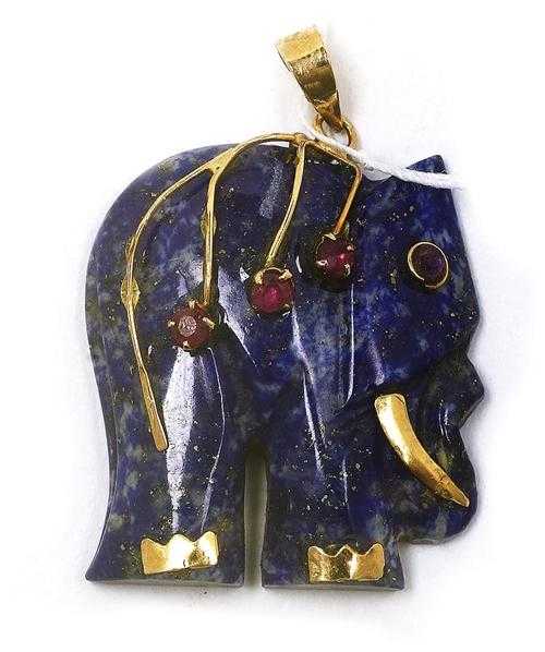 Appraisal: LAPISLAZULI-GOLD-ANH NGER um Gelbgold Dekorativer Lapislazuli-Anh nger in Form eines