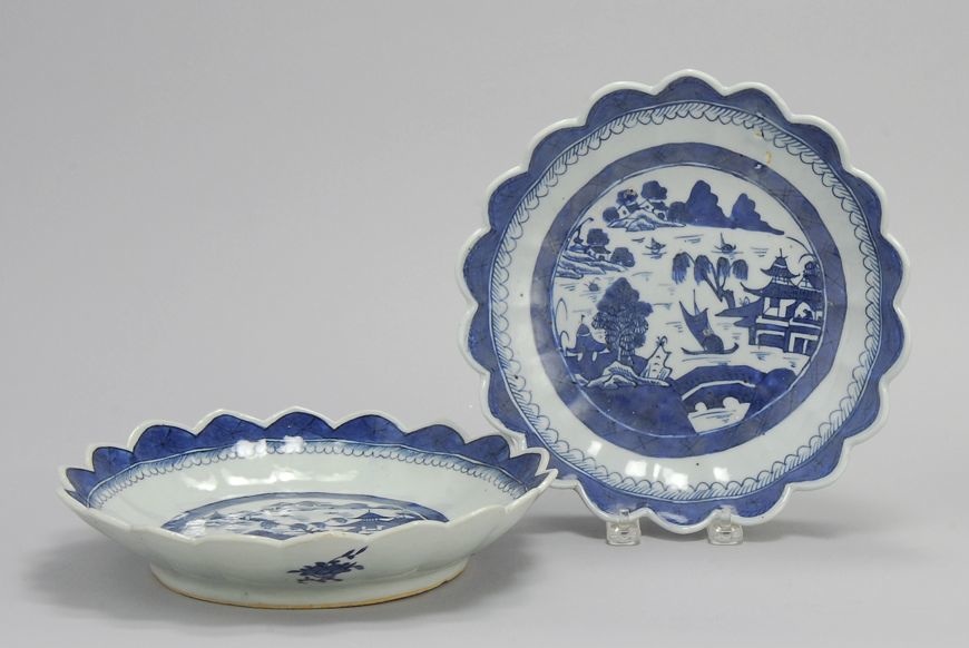 Appraisal: TWO CHINESE EXPORT CANTON PORCELAIN BOWLS Circa With scalloped rims