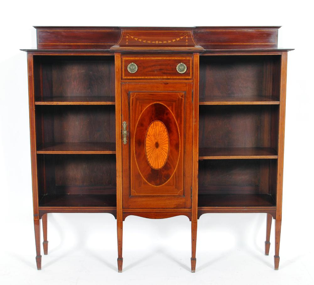 Appraisal: AN EDWARDIAN MAHOGANY BOOKCASE of breakfront form crossbanded with stringing