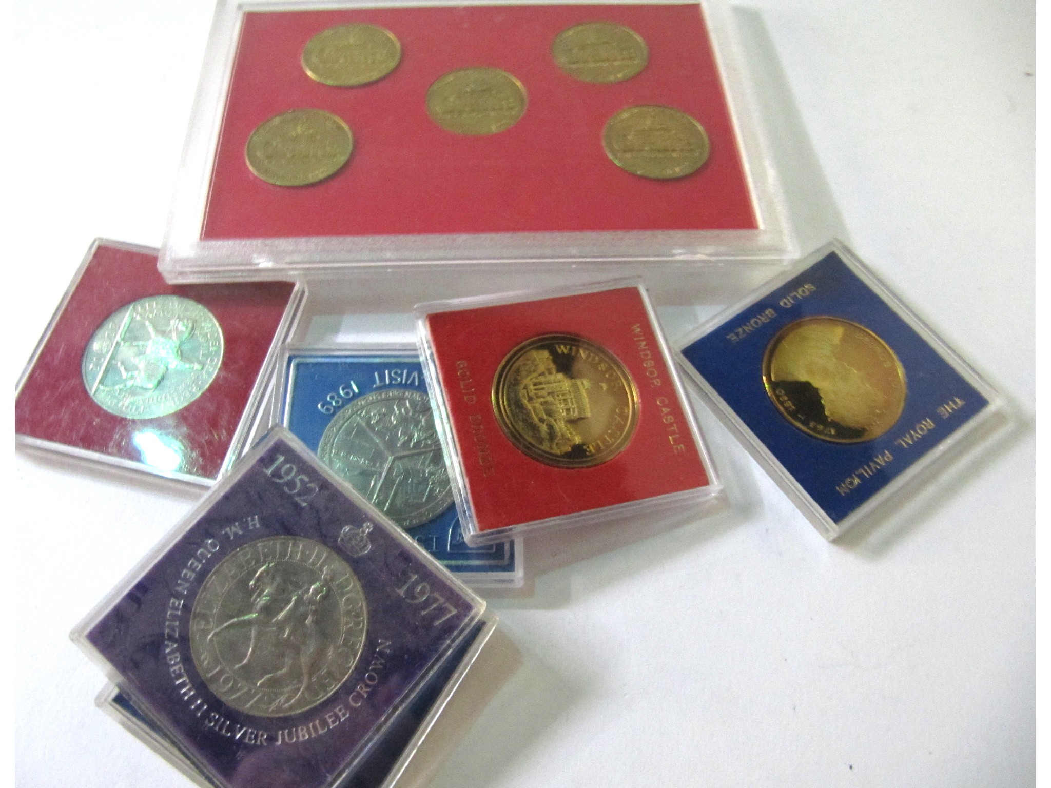 Appraisal: Two boxed lots of modern commemorative crowns foreign commemorates crowns