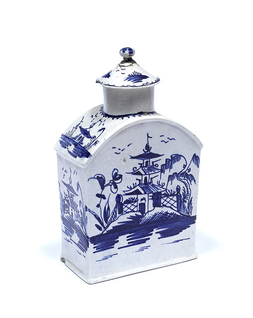 Appraisal: An English creamware tea caddy and covercirca with Chinese scenes