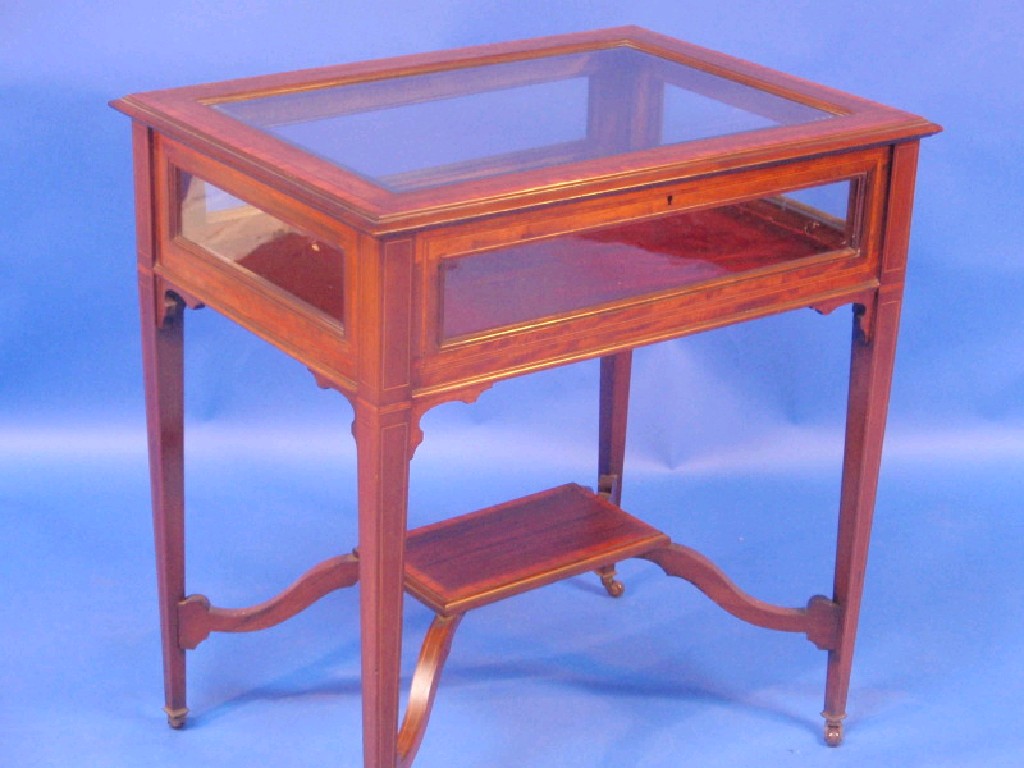 Appraisal: An Edwardian cross banded mahogany bijouterie table with lift top