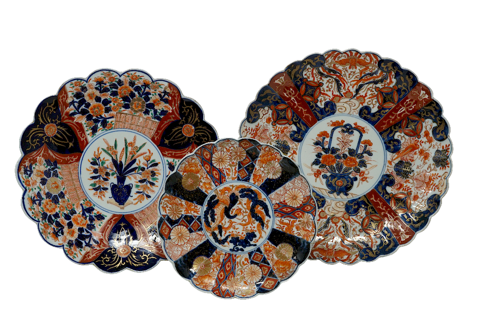 Appraisal: Three Imari Chargers Three Scalloped Rim Imari Chargers Three scalloped