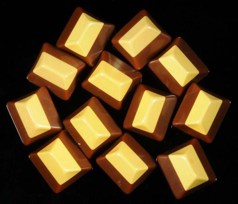 Appraisal: Lot of Laminated Bakelite Deco Buttons Description Cream and brown