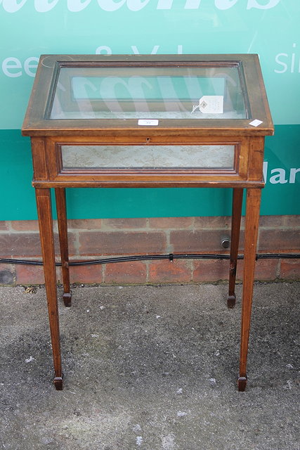 Appraisal: AN EDWARDIAN MAHOGANY AND SATINWOOD SMALL BIJOUTERIE TABLE with rectangular