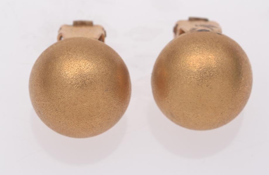 Appraisal: A PAIR OF DOME EARRINGS IN CT GOLD A PAIR