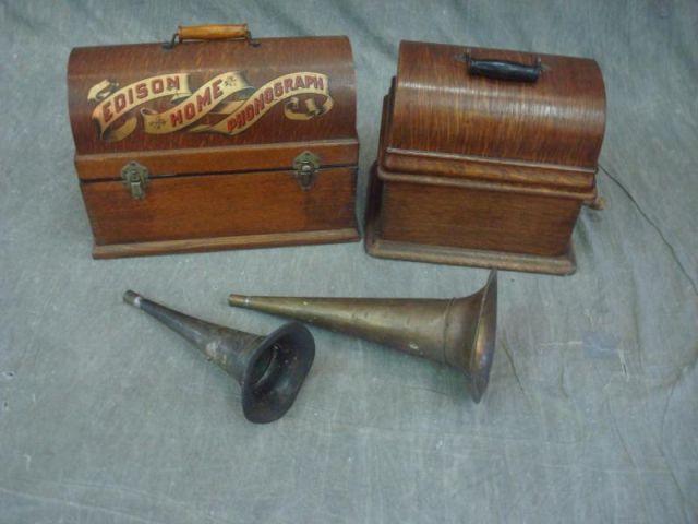 Appraisal: Victrolas in Oak Cases In original cases with horns possibly