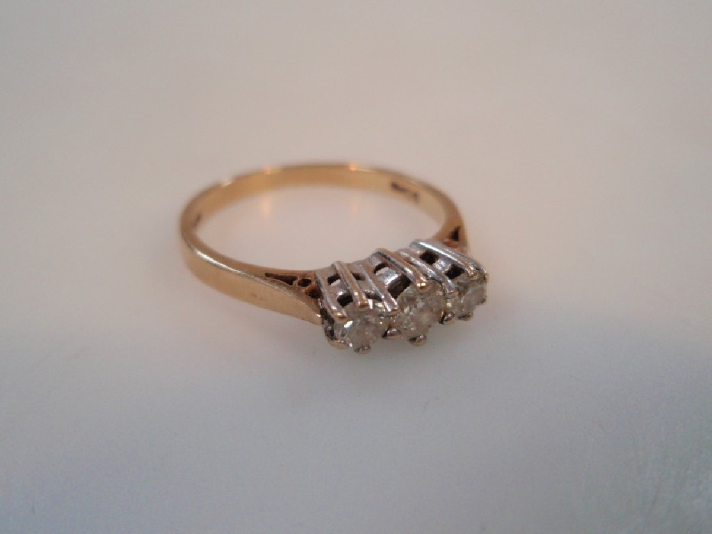 Appraisal: A diamond three stone dress ring in a yellow metal