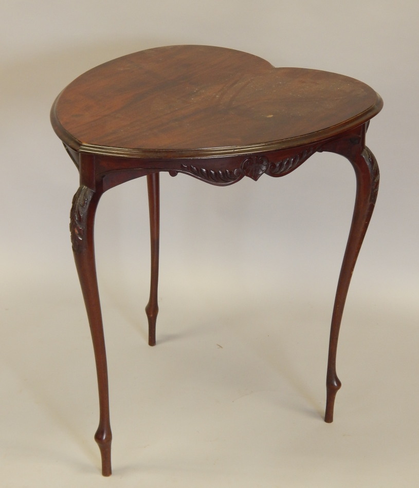 Appraisal: An Edwardian mahogany occasional table the heart shaped top with