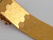 Appraisal: A vintage yellow metal tests carat gold honeycomb bracelet approx