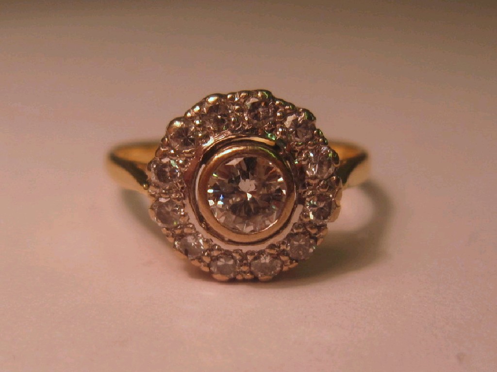 Appraisal: Eighteen carat gold diamond cluster ring