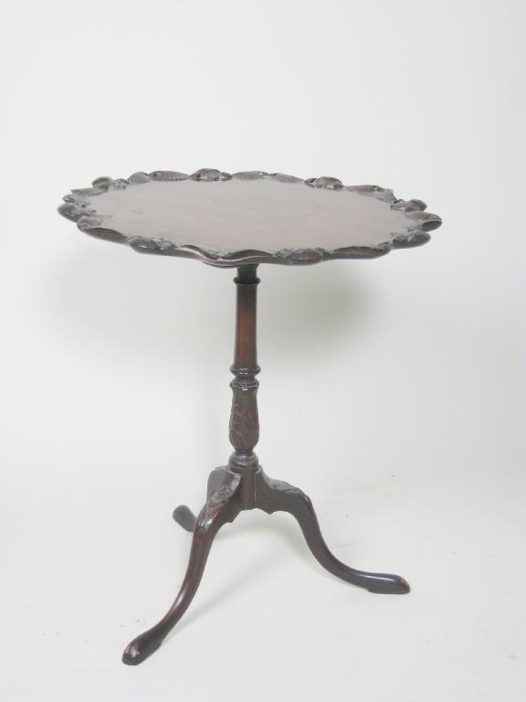 Appraisal: A Georgian style mahogany Pillar Table with shaped circular pie